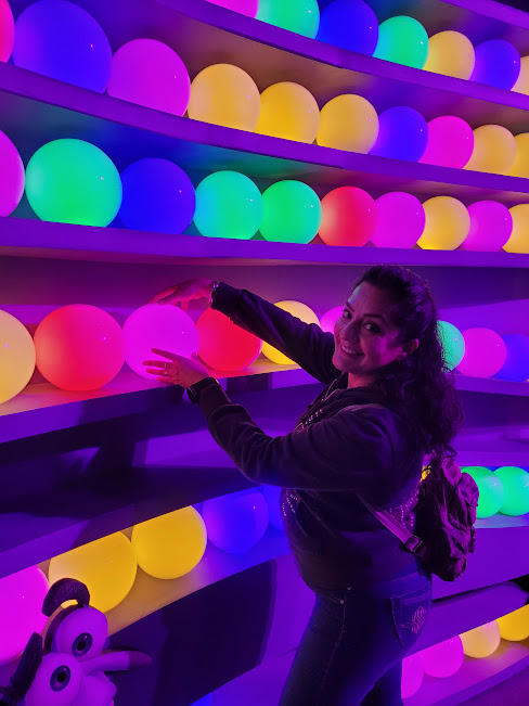 Ilia García rodeada de luces de distintos colores